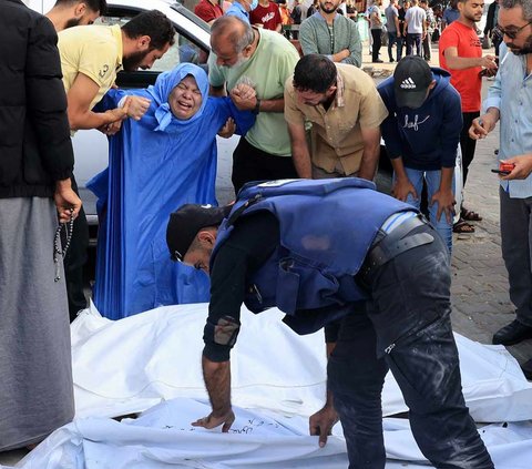 FOTO: Duka di Gaza Berlanjut, Tangis Jurnalis Palestina Pecah Saat Dua Anaknya Tewas Dibombardir Israel