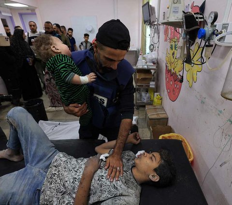 FOTO: Duka di Gaza Berlanjut, Tangis Jurnalis Palestina Pecah Saat Dua Anaknya Tewas Dibombardir Israel