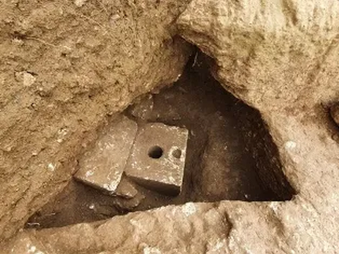 Terungkap Bentuk Toilet Pribadi Orang Super Kaya 2.700 Tahun Lalu, Septic Tanknya Penuh Tulang dan Tembikar