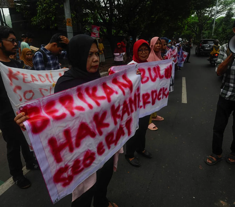 FOTO: Memperingati Hari HAM Sedunia, Warga Kampung Bulak Cisalak di Depok Demo Tolak Penggusuran