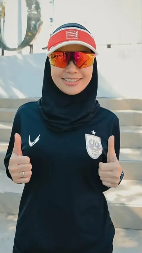 To complete her fashionable look, Siti Atikoh wears sunglasses.