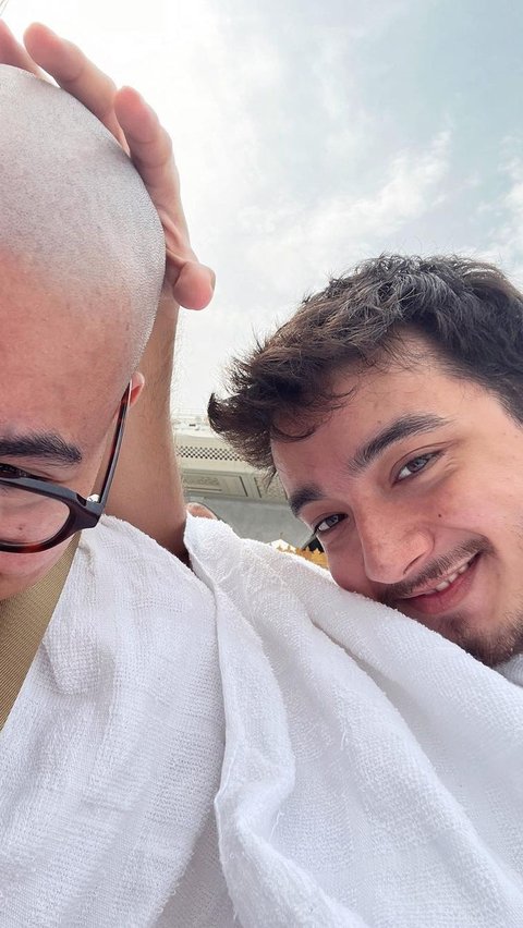 This is the moment of togetherness between Bryan Domani and Umay Shabab when wearing the ihram cloth.