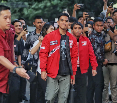 Hari Pertama Debat Capres Cawapres, Kaesang Pangarep Pilih Kampanye Main Sepakbola di Sulsel