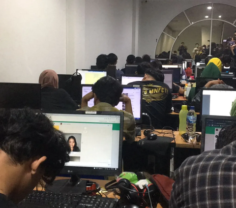 Direktorat Reserse Kriminal Khusus Polda Metro Jaya menggerebek sebuah kantor yang menjalankan aktivitas praktik pinjaman online ilegal di Ruko Palladium Blok G7, di Jalan Pulau Maju Bersama, PIK, Jakarta Utara, Rabu (25/1/2022). (Liputan6.com/Ady Anugrah