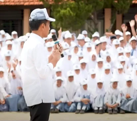 Melansir dari kanal YouTube Sekretariat Presiden Jumat (15/12), Presiden Jokowi mengunjungi SMKN 1 Kedungwuni, Pekalongan pada Rabu (13/12) pagi.