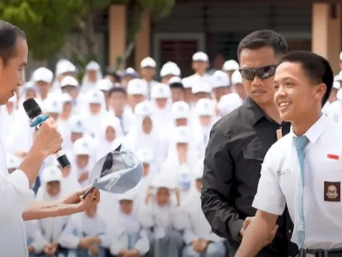 Momen Presiden Jokowi Kepanasan Hingga Pinjam Topi Siswa SMK, Ternyata Mengaku Fans