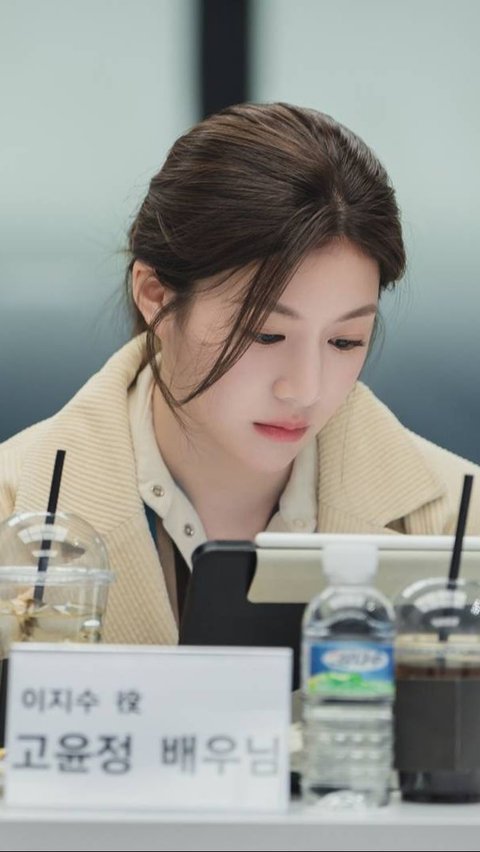Go Yoon Jung, berusia 26 tahun, memulai debutnya dalam drama Korea pada 2019 dan telah meraih popularitas melalui perannya di 