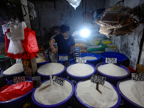 FOTO: Jelang Natal dan Tahun Baru 2024, Harga Bahan Kebutuhan Pokok di Pasar Tradisional Jakarta Melonjak