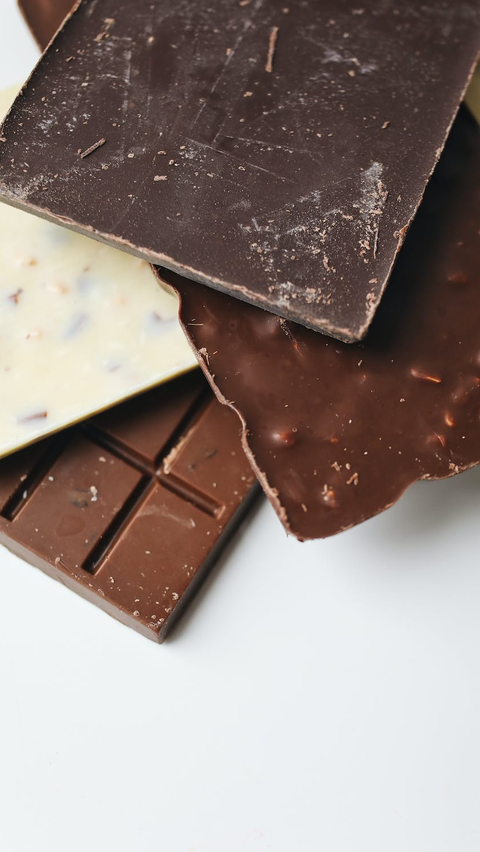 Jika ingin menikmati cokelat, pilih dark chocolate yang mengandung magnesium untuk meningkatkan performa fisik setelah olahraga.