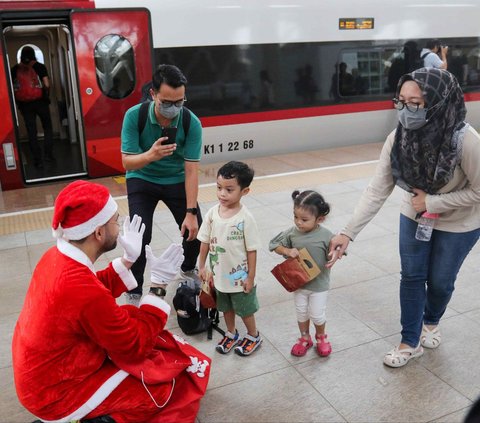 FOTO: Aksi Sinterklas Berbagi Hadiah Natal dan Tahun Baru untuk Penumpang Kereta Cepat Whoosh