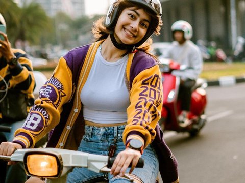 10 Potret Cantik Sintya Marisca Tunggangi Vespa Klasik, Gayanya Selalu ...