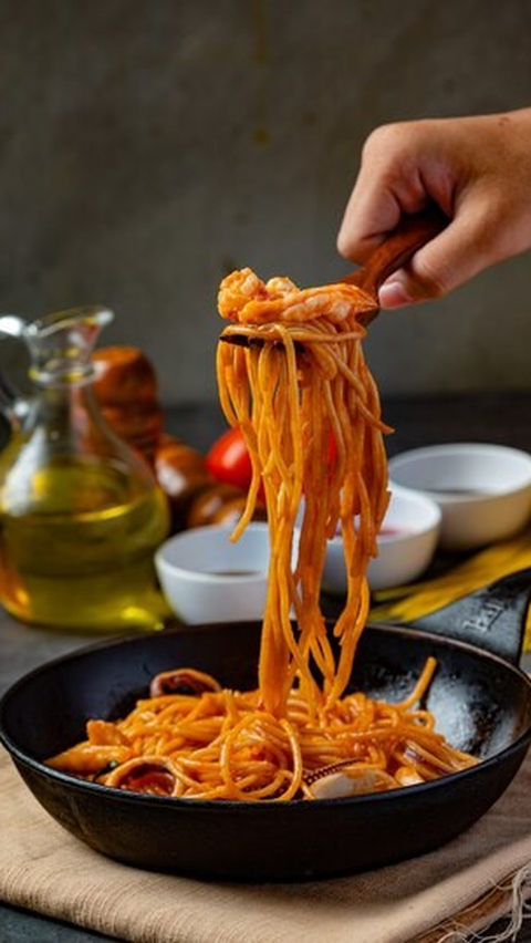 Jadi, saat menyantap spageti, coba nikmati pasta seutuhnya—tanpa mematahkannya—sebagai bentuk penghormatan terhadap warisan kuliner yang telah diwariskan selama berabad-abad. Selamat menikmati!