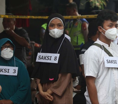 FOTO: Ekspresi Ayah yang Bunuh Empat Anaknya di Jagakarsa Saat Rekonstruksi: Wajahnya Tertunduk Lesu