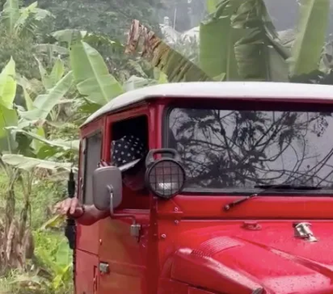 Penampilan Keren Menteri Jokowi Pergi ke Kebun, Naik Mobil Hardtop Tua Lewati Jalanan Licin