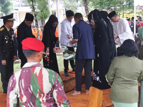 FOTO: Momen Upacara Militer Pemakaman Letjen TNI Doni Monardo di Taman Makam Pahlawan Kalibata