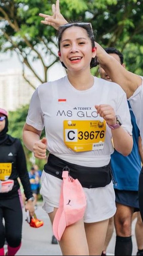 Nagita's appearance while running also caught attention. She wore a shirt from MS Glow paired with very short pants.