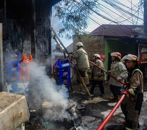 FOTO: Kebakaran Hebat Lalap Lapak Barang Rongsok di Depok, 10 Unit Mobil Damkar Dikerahkan