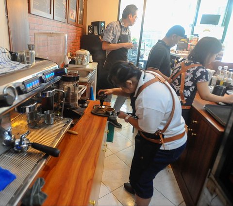 FOTO: Semangat Penyandang Down Syndrome Bekerja Jadi Barista dan Pramusaji di Coffe Shop