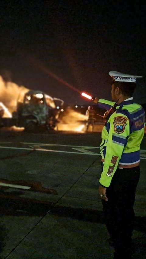 Truk Tangki Bermuatan Metanol Terbakar di Tol Jombang