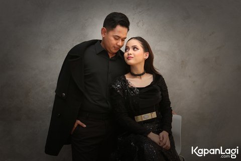 Azis suka memberi bunga kepada istri tercinta