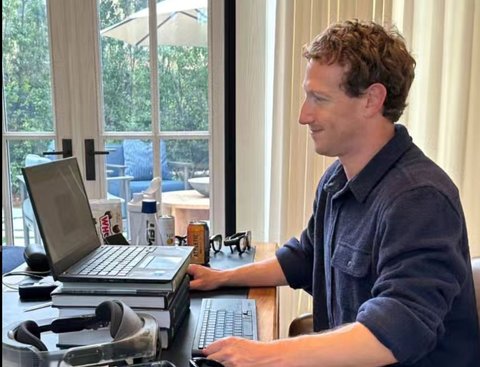 Gaya Meja Kerja Mark Zuckerberg Viral Curi Perhatian, Teknologi Ini Jadi Penyebabnya