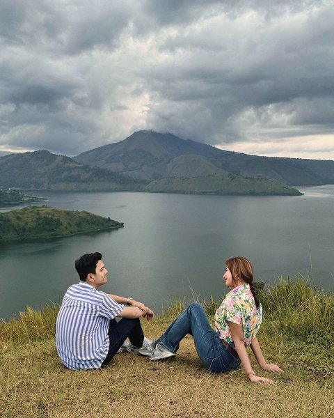 Menikmati Pemandangan Indah Bersama, Glenca Chysara dan Rendi Jhon Tetap Terlihat Cakep dan Glowing di Puncak Gunung Sikunir