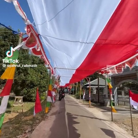 Semarakkan HUT ke-79 RI, Aksi Warga Majalengka Pasang Bendera Merah Putih Sepanjang 800 Meter Ini Viral