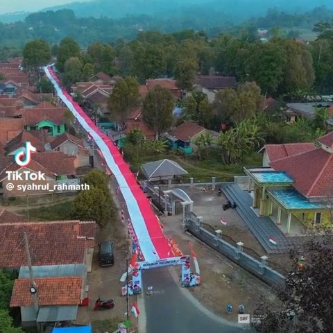 Semarakkan HUT ke-79 RI, Aksi Warga Majalengka Pasang Bendera Merah Putih Sepanjang 800 Meter Ini Viral