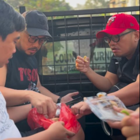 Anak Buah Prabowo Subianto Naik Mobil Bak Terbuka Sambil Makan Gorengan bareng Teman-Teman, Aksinya Tuai Sorotan