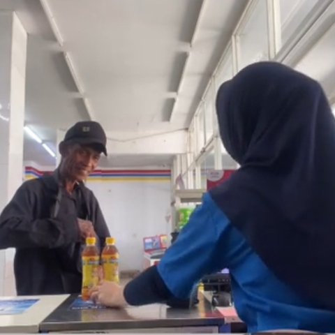 Aksi Perempuan Penjaga Kasir Minimarket Belikan Minuman untuk Pedagang Lansia yang Kelelahan Ini Viral, Banjir Pujian