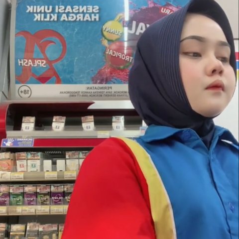 Aksi Perempuan Penjaga Kasir Minimarket Belikan Minuman untuk Pedagang Lansia yang Kelelahan Ini Viral, Banjir Pujian