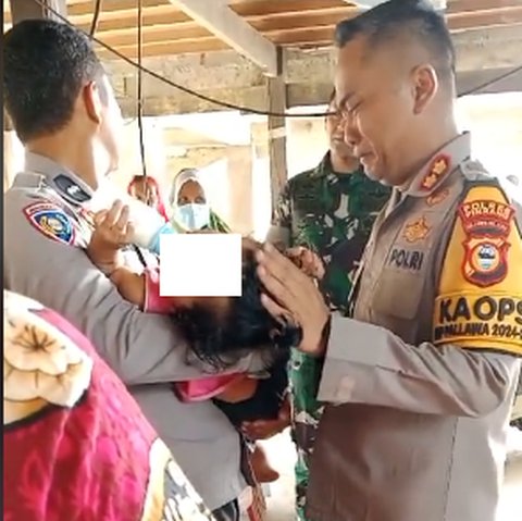 Polisi Ini Sampai Tak Kuasa Tahan Tangis saat Evakuasi Bayi yang Disandera Ayah Kandungnya di Sulsel