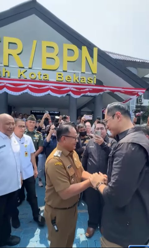 'Pasukan' Serba Ungu Spesial Beri Sambutan Hingga Menteri AHY Terpukau