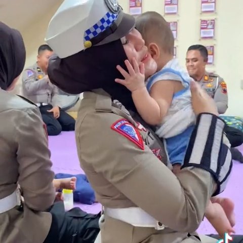 Viral Momen Polwan Kunjungi Panti Asuhan Balita di Semarang, Penuh Haru