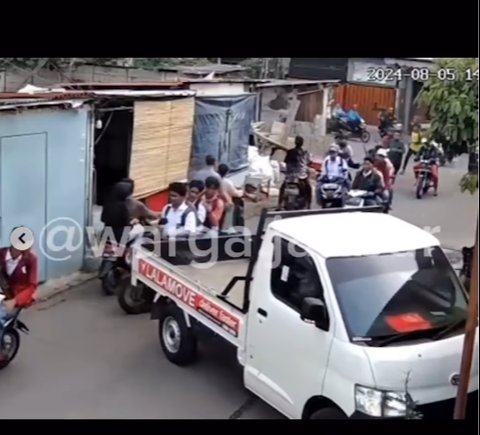 Pria Bernyali Besar Adang Pembacokan Siswa SMA, Jadikan Mobil Pikap Sebagai 'Tameng' Hentikan Kisruh