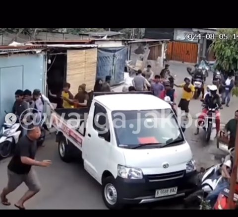 Pria Bernyali Besar Adang Pembacokan Siswa SMA, Jadikan Mobil Pikap Sebagai 'Tameng' Hentikan Kisruh