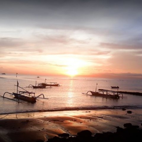 Mencicipi Sup Kepala Ikan di Pantai Matahari Terbit Denpasar, Cita Rasa Lezat Berpadu Pemandangan Alam Menakjubkan