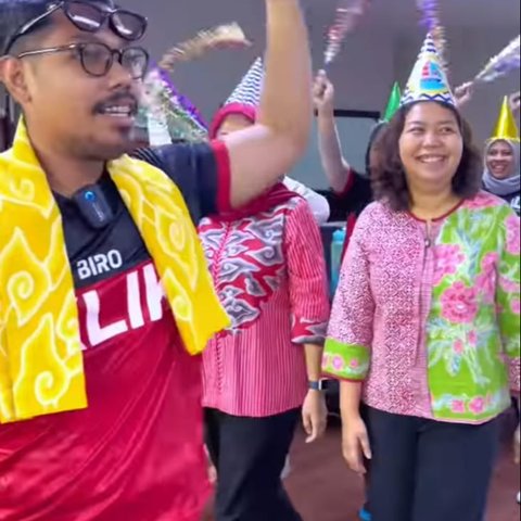 Momen Serah Terima Karyawan Pindah Divisi Bak Acara Pernikahan Betawi Ini Viral, Ada Kue Buaya hingga Adu Pantun