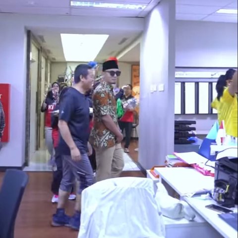Momen Serah Terima Karyawan Pindah Divisi Bak Acara Pernikahan Betawi Ini Viral, Ada Kue Buaya hingga Adu Pantun
