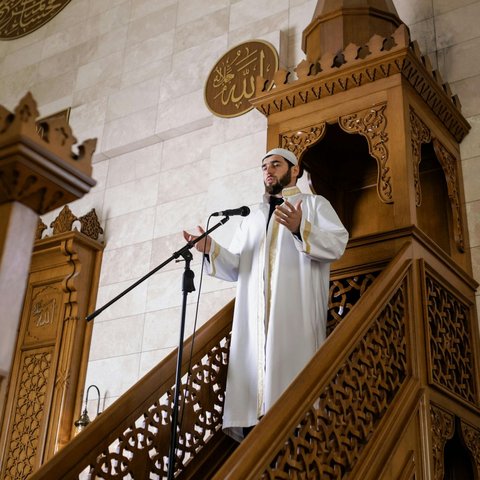 Doa Penutup Khutbah Jumat Arab Lengkap Beserta Tata Caranya