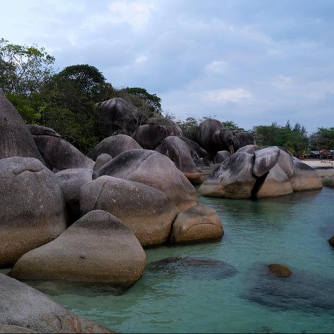 Pesona Pantai Tanjung Tinggi Belitung, Dipenuhi Hamparan Bebatuan Granit yang Unik hingga Jadi Tempat Syuting Laskar Pelangi