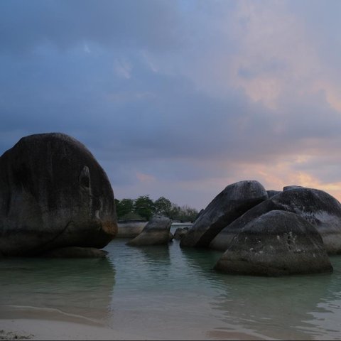 Pesona Pantai Tanjung Tinggi Belitung, Dipenuhi Hamparan Bebatuan Granit yang Unik hingga Jadi Tempat Syuting Laskar Pelangi