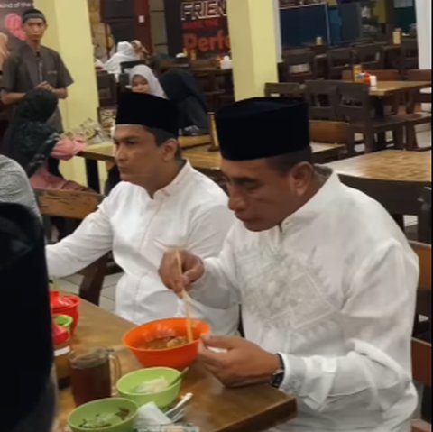 Pakai Baju Koko dan Sarung, Eks Pangkostrad Malam-Malam Jajan Mi Ayam Kenang saat jadi Danyon