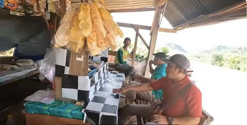 Seorang Sinden Buka Warung Nasi Kucing di Gunung Wilis, Laris Manis Ramai Pembeli