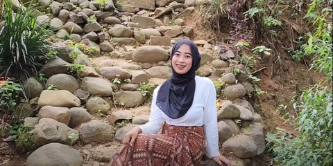 Untuk Menyambung Hidup, Gadis Desa Cantik dan Memesona Jualan Bensin Eceran