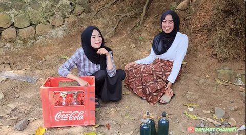 Untuk Menyambung Hidup, Gadis Desa Cantik dan Memesona Jualan Bensin Eceran