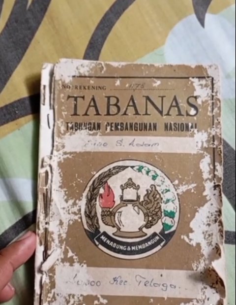 Pria Ini Temukan Buku Tabungan 'Tabanas' Tahun 1983 Milik Sang Nenek, Nominal Uangnya Jadi Sorotan