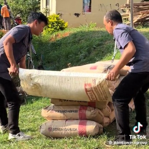 Tak Hanya Berkontribusi di Masalah Sampah, Aksi Pandawara Renovasi Sekolah di Pelosok Daerah Ini Curi Perhatian