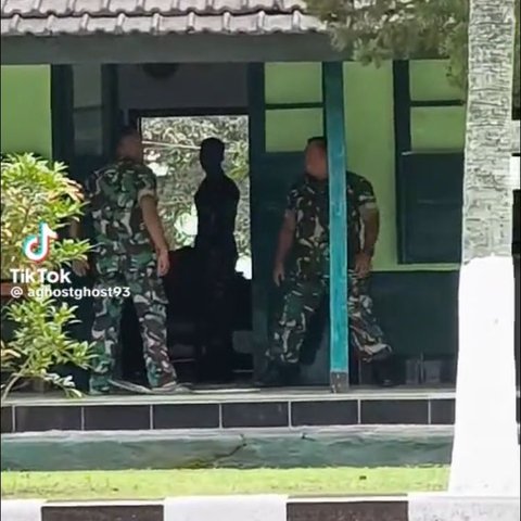 Viral Momen Dua Anggota TNI Saling Bersitegang, Ternyata Buat Kejutan untuk Komandan