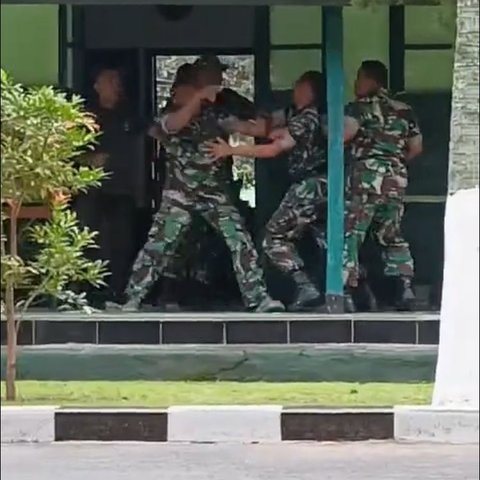 Viral Momen Dua Anggota TNI Saling Bersitegang, Ternyata Buat Kejutan untuk Komandan